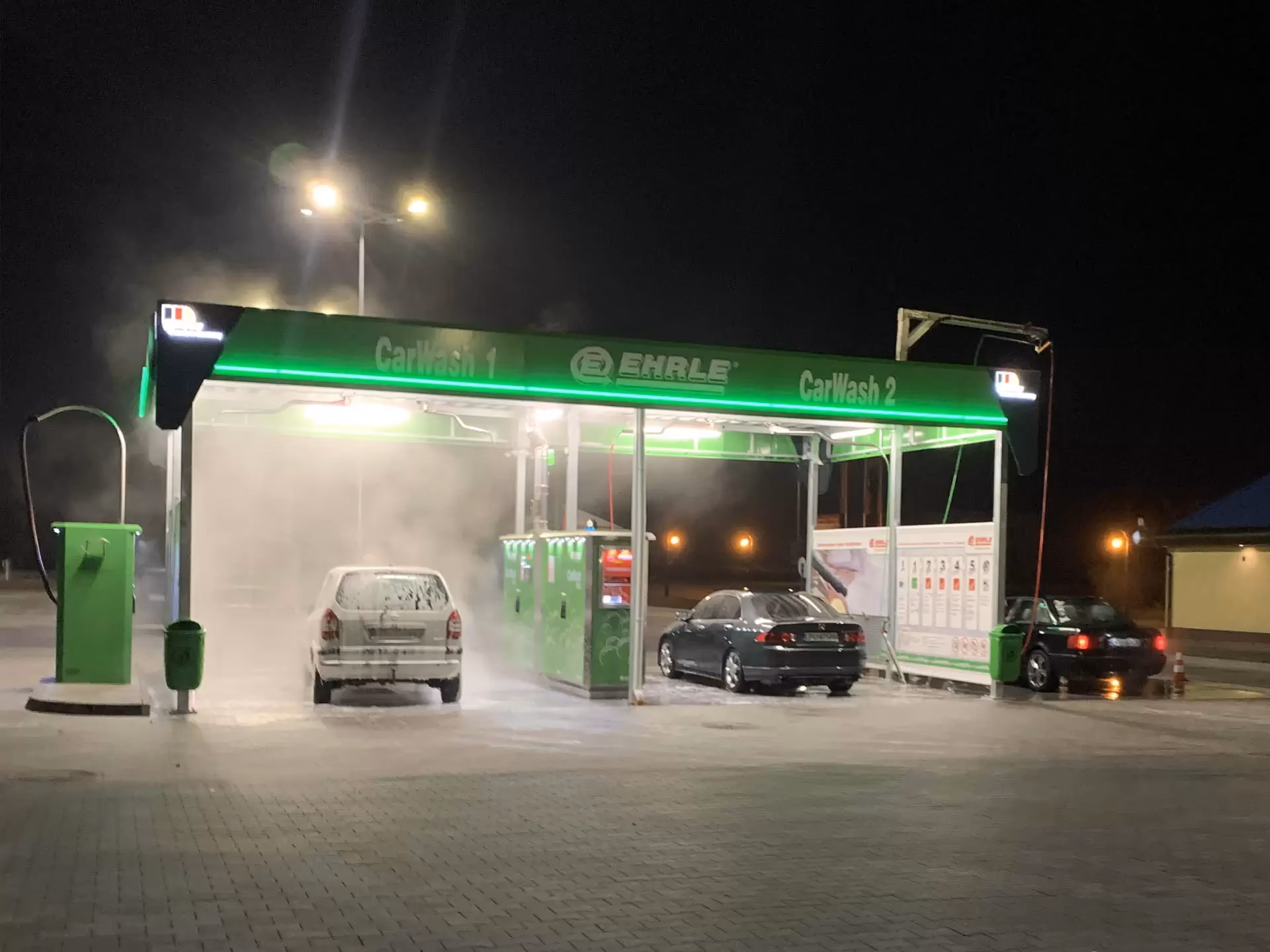 Czy myjnia bezdotykowa rysuje lakier?