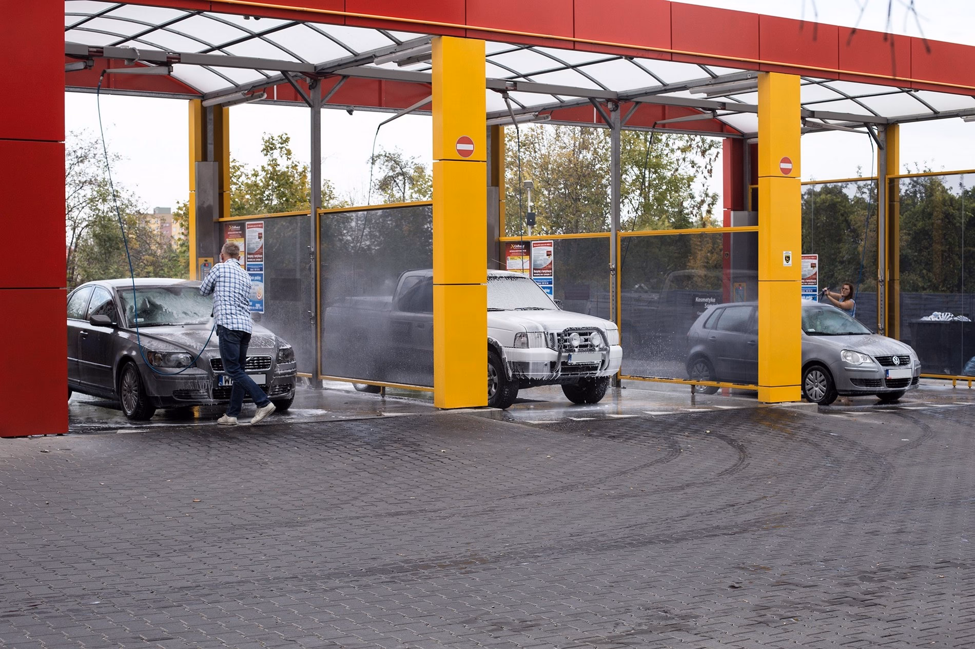 Jak umyć auto na myjni bezdotykowej?