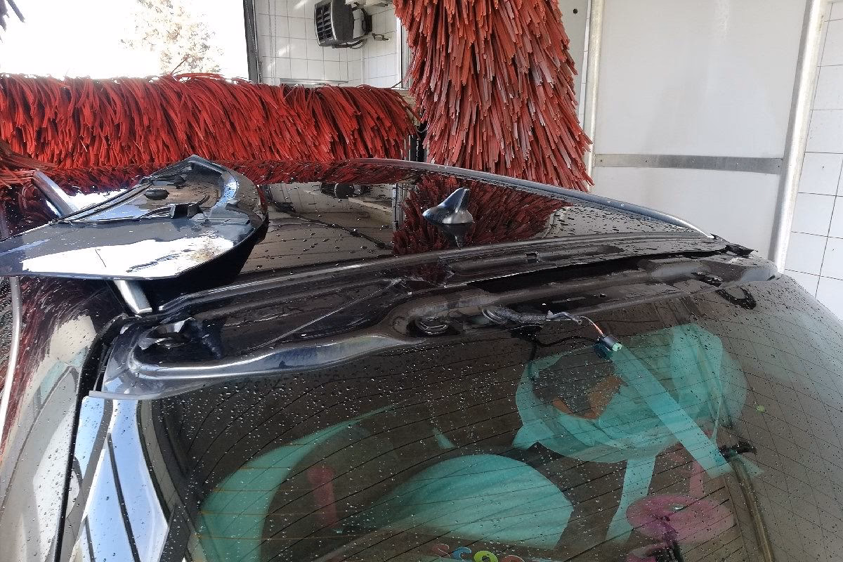 Czy myjnia bezdotykowa jest bezpieczna dla lakieru?