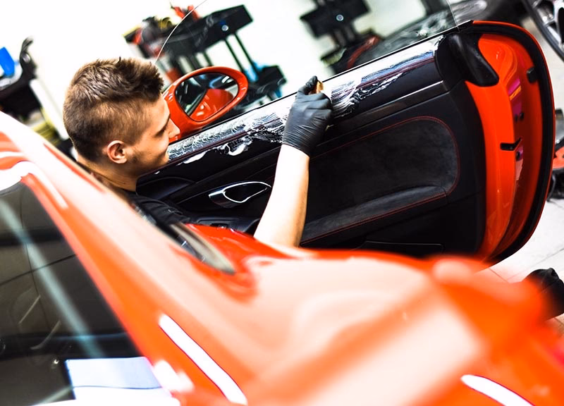 Jak wyczyścić tapicerkę materiałową w aucie?