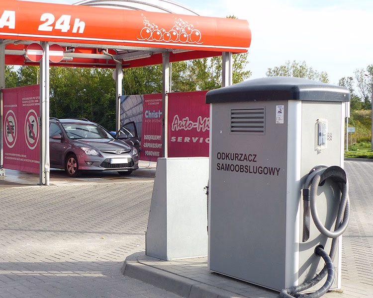 Czym umyć auto na myjni bezdotykowej?