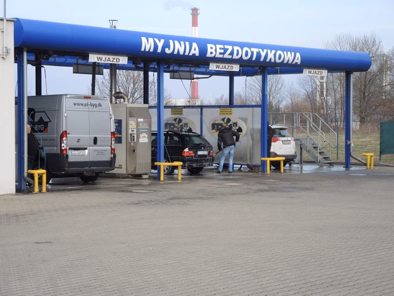 Czy myjnia bezdotykowa rysuje lakier?