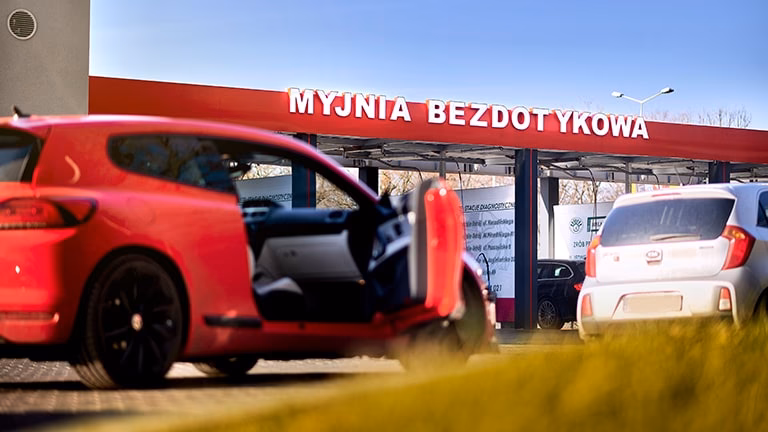 Czy Myjnia Bielik Auto oferuje usługi dodatkowe?