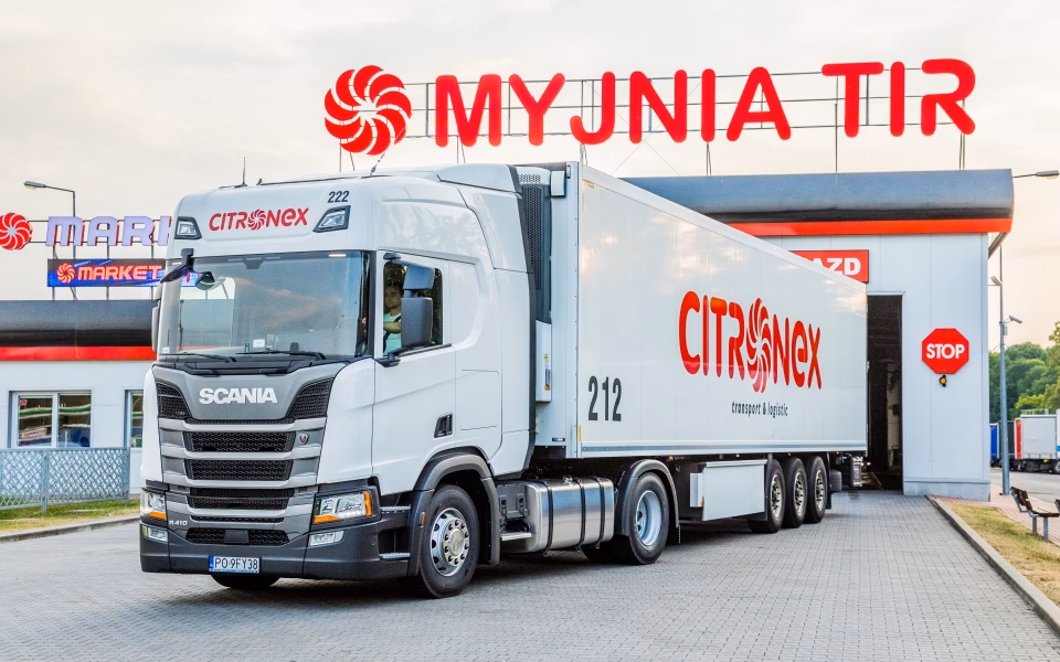 Czy myjnia ręczna rysuje lakier?