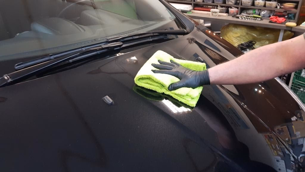 Czy warto samemu woskować auto?