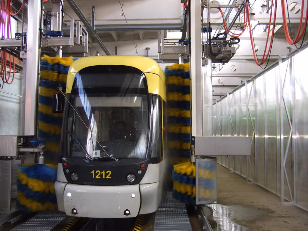 Czy mycie auta na myjni bezdotykowej rysuje lakier?