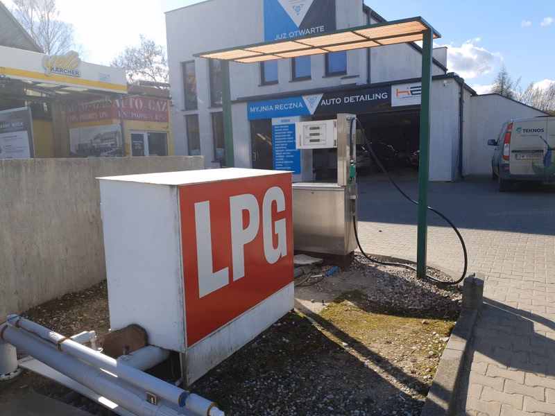 Czy myjnia automatyczna rysuje lakier?