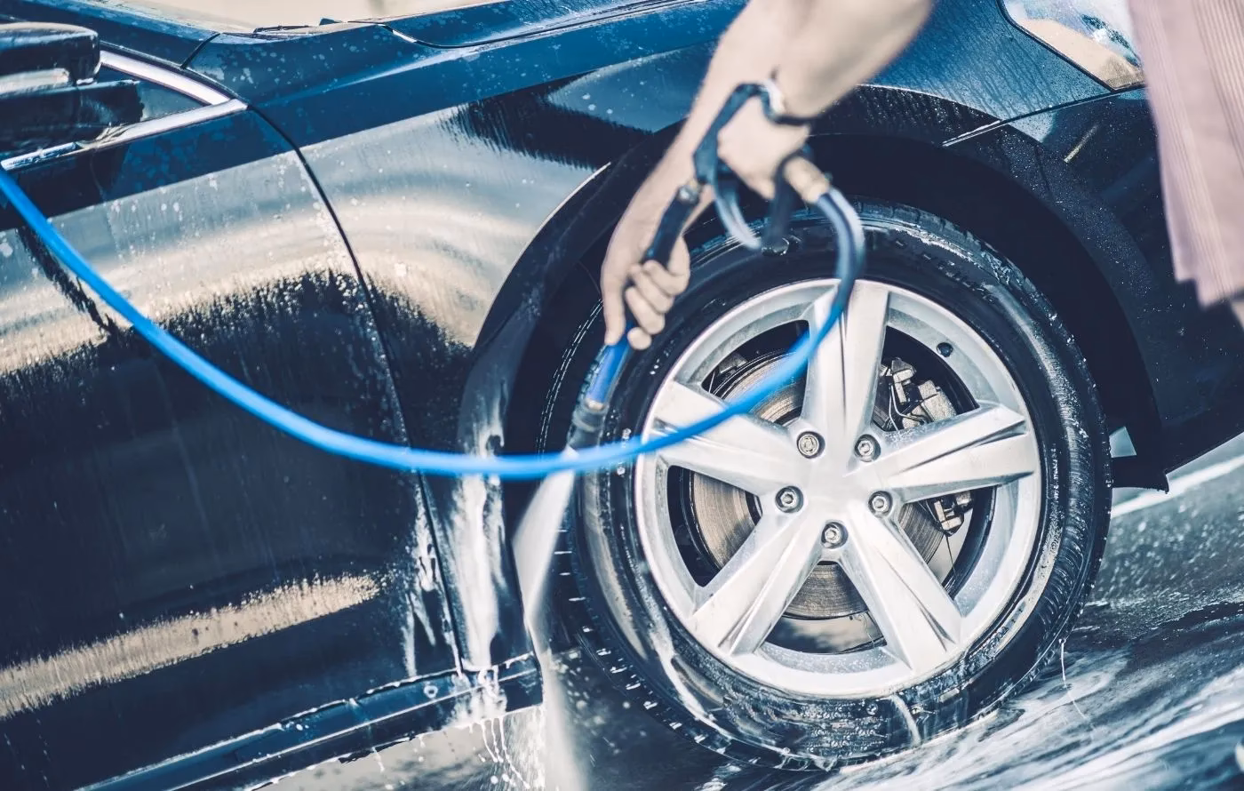 Jak prawidłowo umyć auto na myjni bezdotykowej?